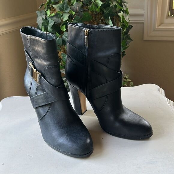 Vince Camuto Black Leather Ankle Boots with Gold Buckle 8.5M - Picture 2 of 12